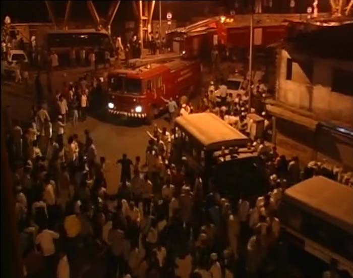 Mumbai: Fire at slum near Bandra station