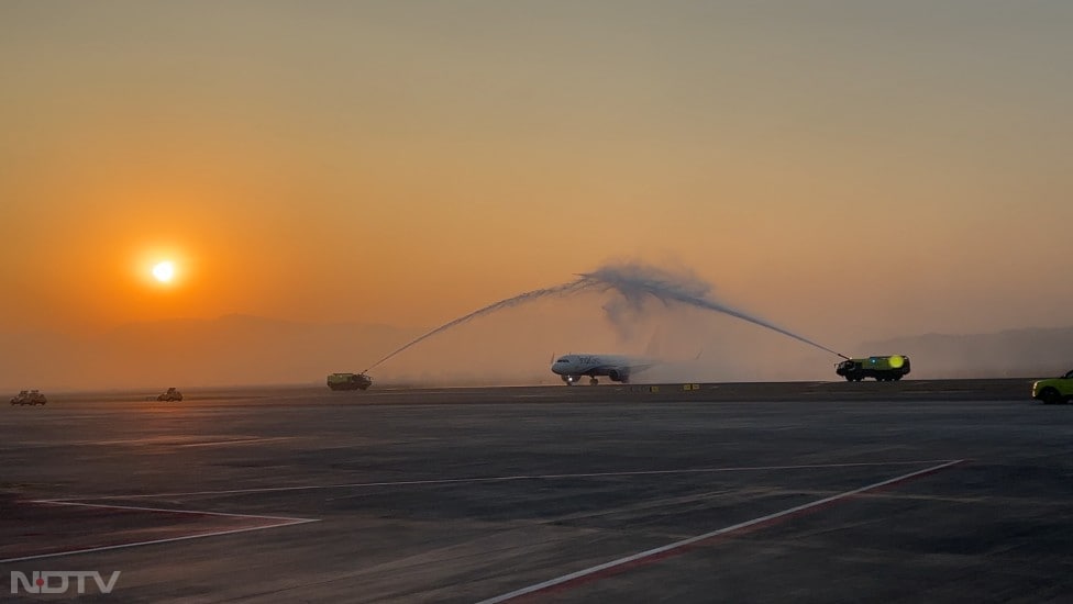 महाराषट्र् के नवी मुंबई इंटरनेशनल एयरपोर्ट (एनआईएमए) पर पहली कमर्शियल फ्लाइट की लैंडिंग हुई, जहां वाटर कैनन से प्लेन का शानदार स्वागत हुआ.