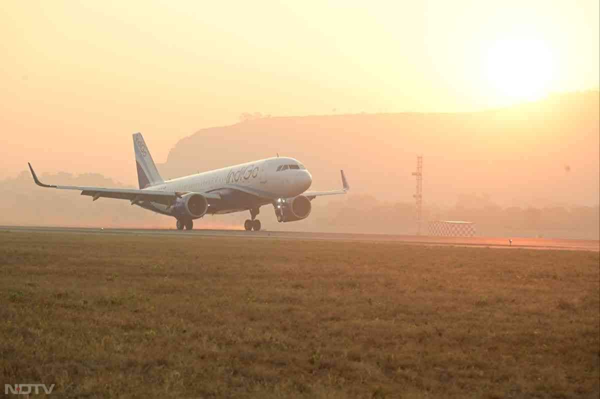 हल्की सर्द सुबह के साथ कोहरे के बीच उगते सूरज की लालिमा जैसे ही लैंड करते प्लेन पड़ी वहां मौजूद लोगों की तालियों से माहौल गूंज उठा.