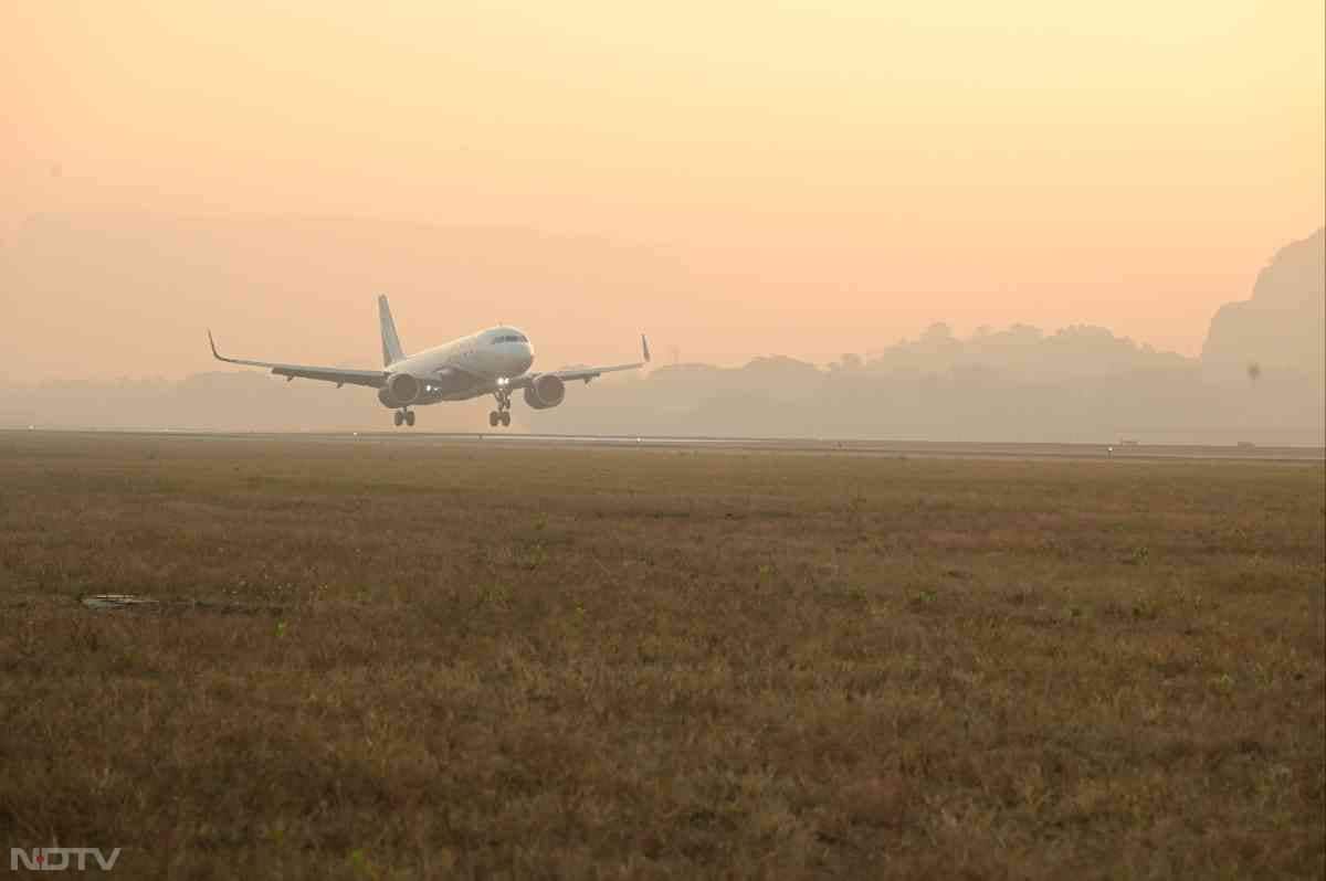 जैसे ही प्लेन ने एयरपोर्ट पर फर्स्ट टचडाउन किया वैसे ही उस घड़ी का इंतजार खत्म हो गया, जिसका लोगों को बड़ी बेसब्री से इंतजार था.