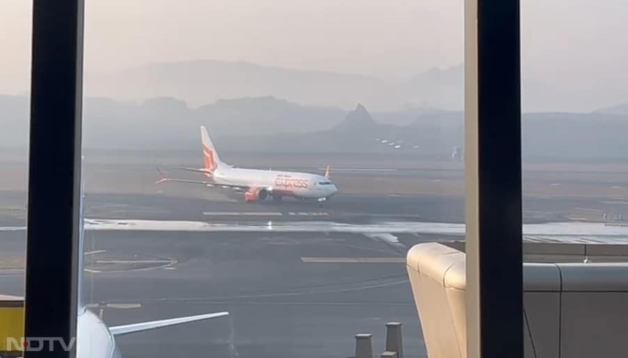 एयरपोर्ट पर गुरुवार सुबह पहली कमर्शियल फ्लाइट बेंगलुरु से पहुंची. इंडिगो की फ्लाइट 6ई460 सुबह 8 बजे नवी मुंबई एयरपोर्ट पर लैंड हुई.