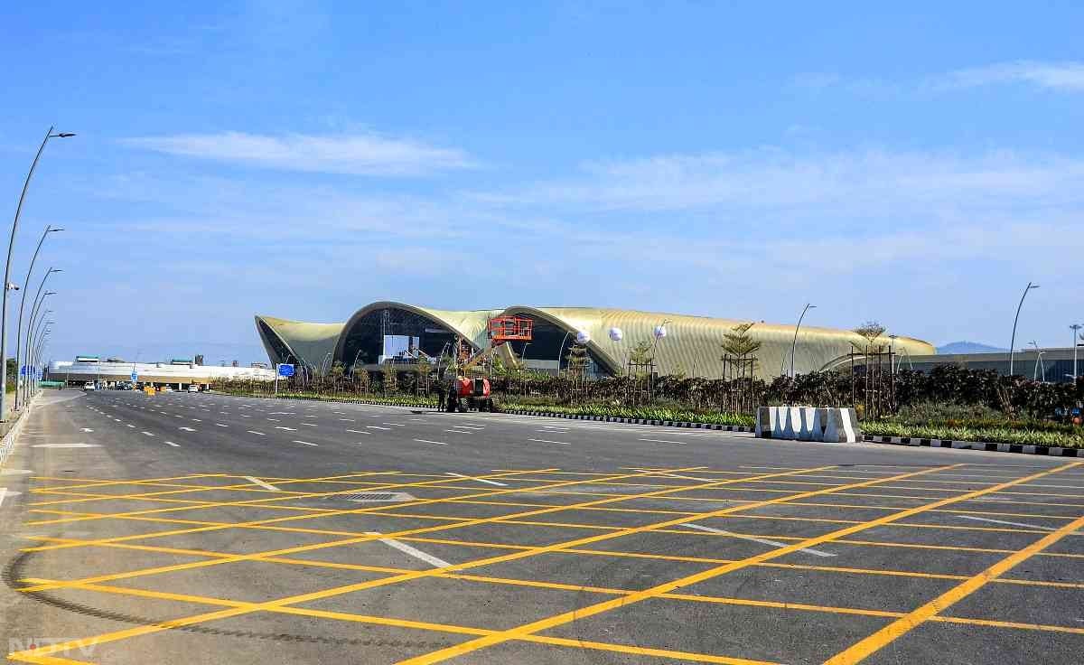 नवी मुंबई एयरपोर्ट को बड़े ही खूबसूरत अंदाज में बनाया गया है. यहां तमाम आधुनिक सुविधाएं मौजूद रहेगी जिससे यात्रियों की यात्रा सुलभ हो सकें.