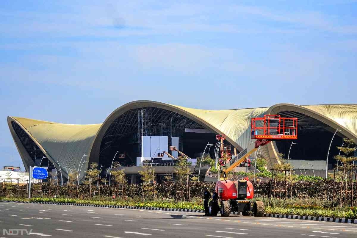 1,160 हेक्टेयर (2,866 एकड़) में फैला यह एयरपोर्ट पूरा होने पर प्रति वर्ष 90 मिलियन यात्रियों को संभालने के लिए डिजाइन किया गया है.