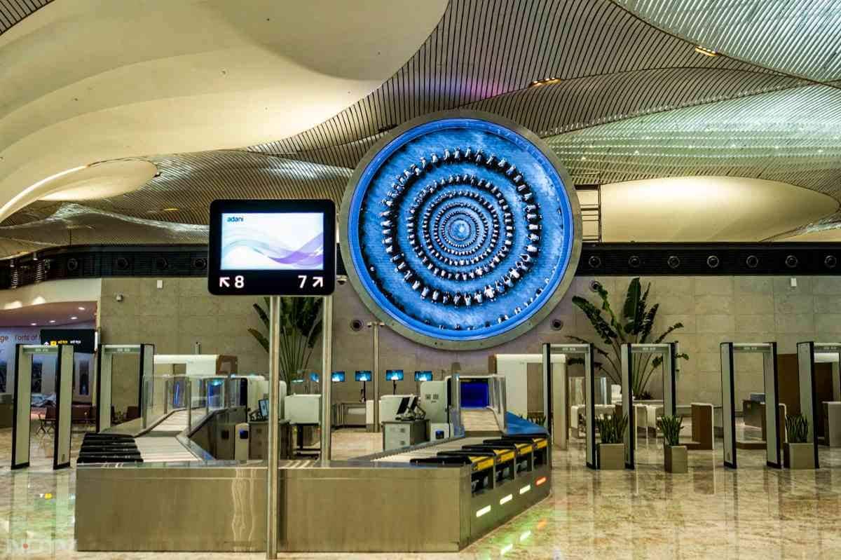 नवी मुंबई एयरपोर्ट का डिजाइन भारत के राष्ट्रीय फूल कमल से प्रेरित है. सालाना 20 एमपीपीए यात्रियों और 0.5 मिलियन मीट्रिक टन कार्गो को संभालने की क्षमता होगी