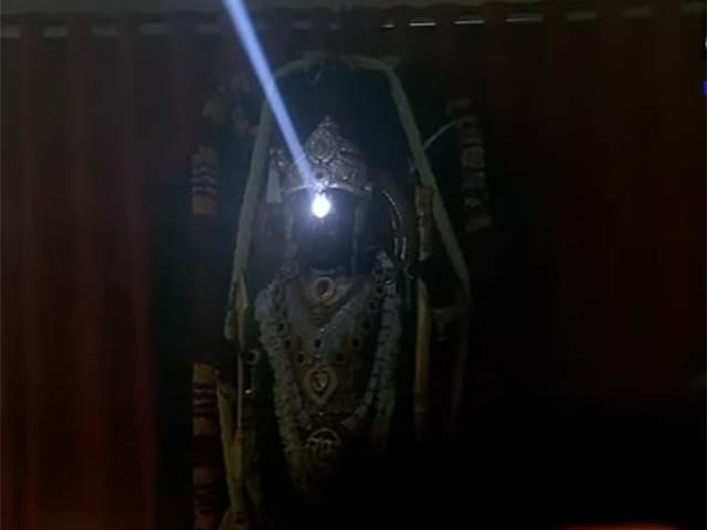 Photo : Ram Navami: अयोध्‍या में रामलला का हुआ सूर्य तिलक (Surya Tilak), दिखा अद्भुत नजारा