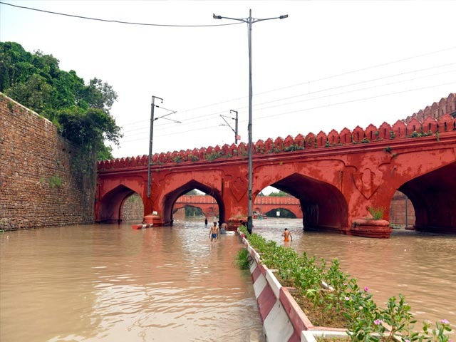 दिल्ली में बाढ़ बनी मुसीबत, सड़कों पर भरा पानी, देखें तस्वीरें