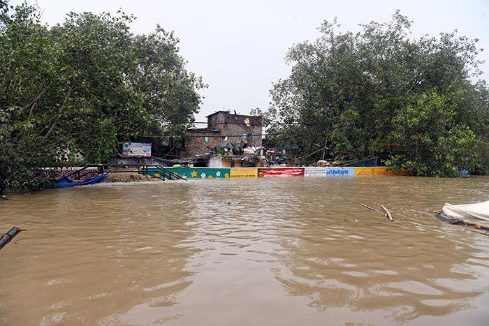 गुरुवार को यमुना बाजार इलाके में बाढ़ का पानी भर जाने की वजह से आम जनजीवन अस्त-व्यस्त हो गया. (फोटो: एएनआई)