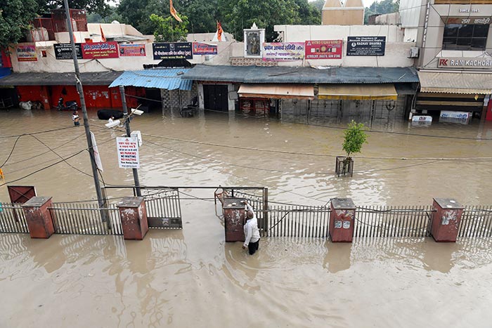 यमुना बाजार इलाके में बाढ़ के पानी के बीच एक व्यक्ति को देखा गया. (फोटो: एएनआई)