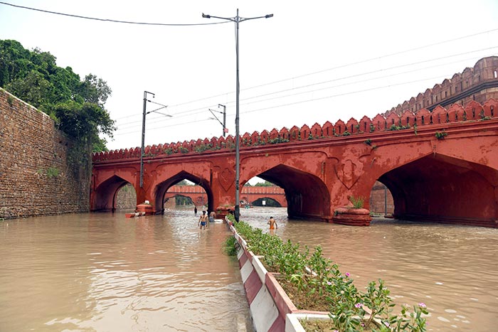 लगातार बारिश के कारण यमुना नदी का जल स्तर खतरे के निशान को पार कर गया, जिसकी वजह से यमुना बाजार के रिंग रोड पर बाढ़ का पानी जमा हो गया. (फोटो: एएनआई)