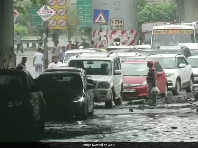 बाढ़ से बेहाल हुआ असम, कर्नाटक और तमिलनाडु, दिल्‍ली में भी हुआ जलजमाव