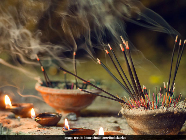 Diwali Special: इस बार गिफ्ट करें फूलों से बनीं इको फ्रेंडली अगरबत्ती