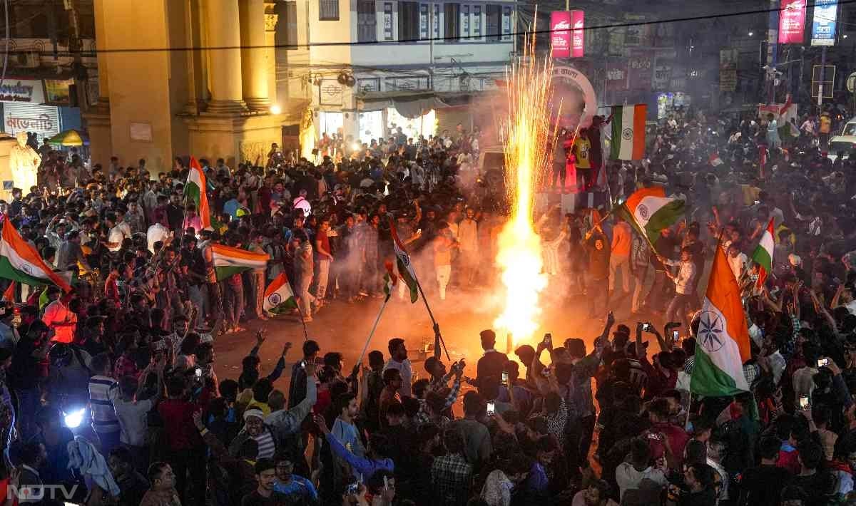 जम्मू-कश्मीर के राजौरी में भी भारत की जीत पर जश्न मनाया गया. शांति और समृद्धि के साथ भारत ने चैंपियंस ट्रॉफी 2025 जीतने के बाद यहां के लोग गगनभेदी जयकारों के साथ जश्न में शामिल हुए.