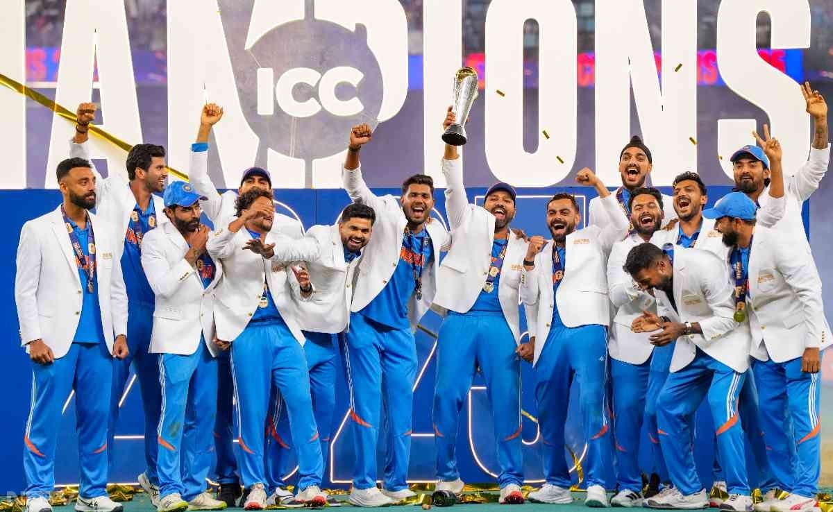 भारतीय टीम ने फाइनल में न्यूजीलैंड को चार विकेट से हराकर ICC Champions Trophy जीत ली है. भारत ने तीसरी बार चैंपियंस ट्रॉफी अपने नाम की है. यह भारत का लगातार दूसरा आईसीसी खिताब है.