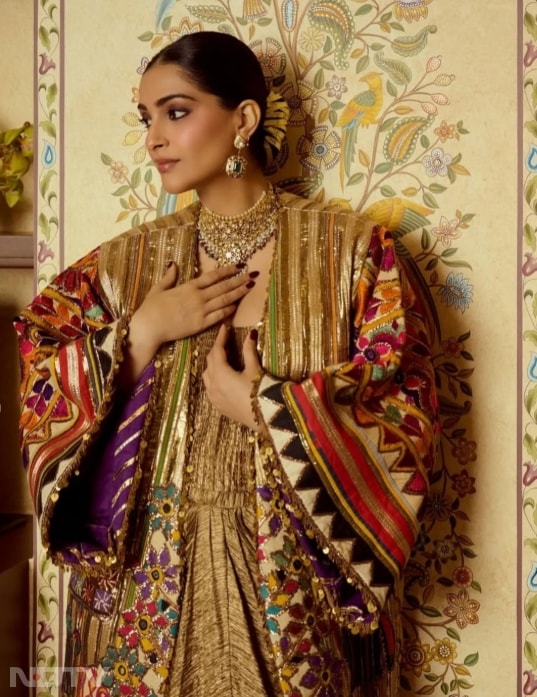 विंटर के हिसाब से लेयरिंग ने लुक को और ज्यादा रॉयल बना दिया है.