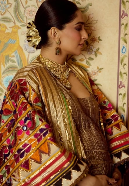 सॉफ्ट मेकअप और नेचुरल ग्लो ने उनके मैटरनिटी लुक को खास बना दिया है.