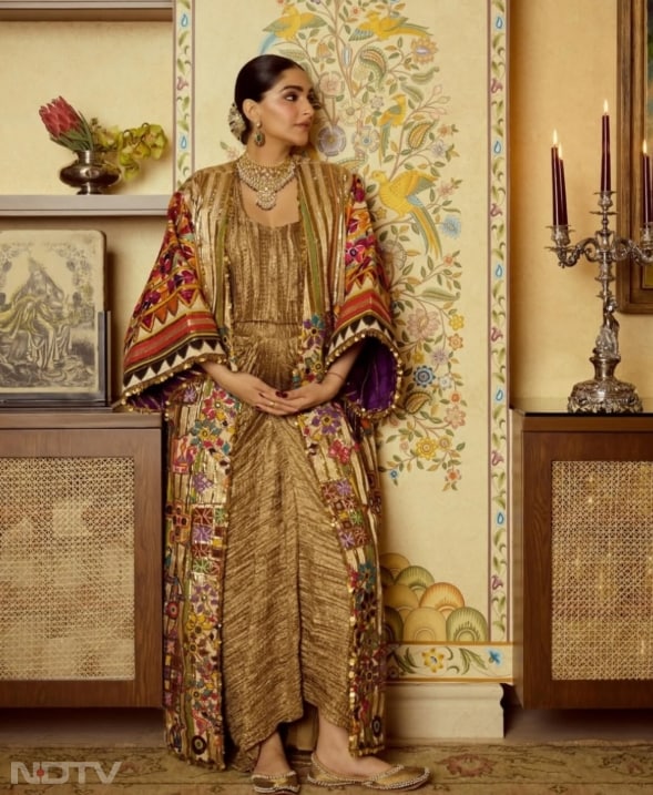 ज्वेलरी को उन्होंने मिनिमल रखा जिससे पूरा फोकस आउटफिट पर रहा.