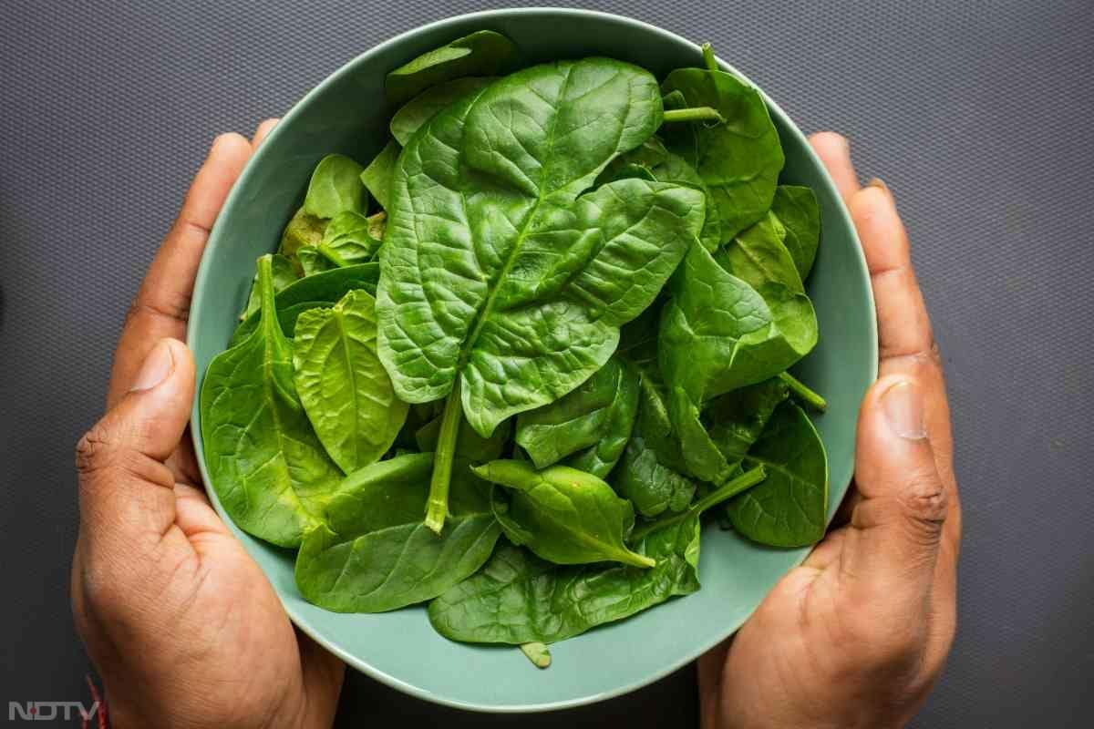 हरी पत्तेदार सब्जियां खून बनाने की प्रक्रिया को तेज करती हैं.