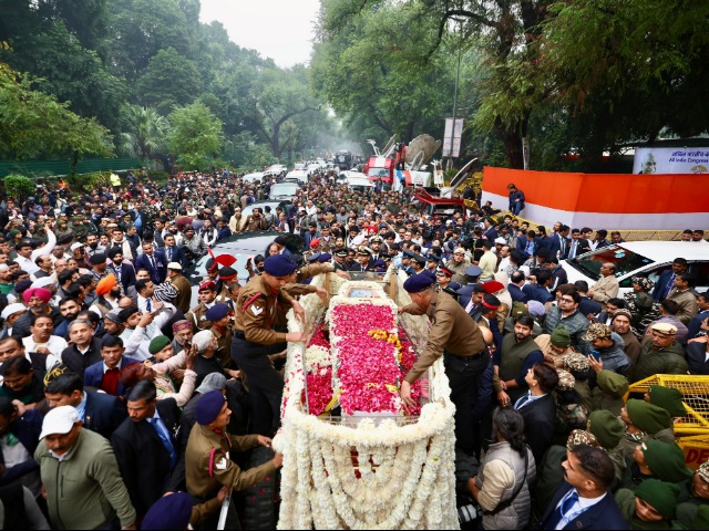 PHOTOS: डॉ. मनमोहन सिंह की अंतिम यात्रा, सोनिया- राहुल समेत कांग्रेस के वरिष्ठ नेताओं ने दी श्रद्धांजलि