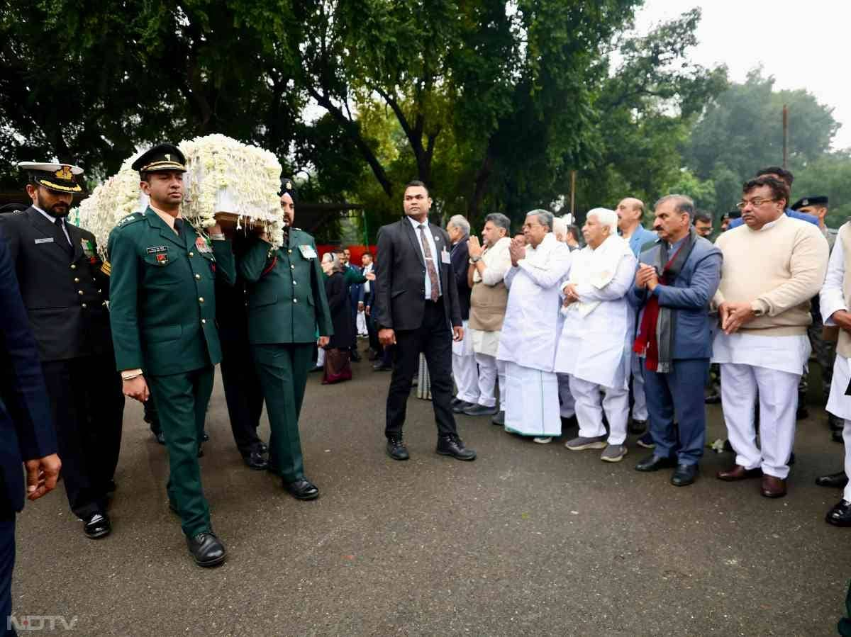 पूर्व प्रधानमंत्री के अंतिम दर्शन के लिए बड़ी संख्या में कार्यकर्ता पहले से ही कतारबद्ध थे और उन्होंने भारतीय राजनीति के इस सौम्य नेता को नम आंखों से श्रद्धांजलि दी.