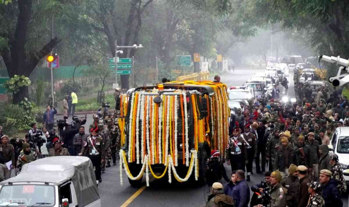 श्रद्धांजलि के कुछ देर बाद सिंह की अंतिम यात्रा शुरू हुई.