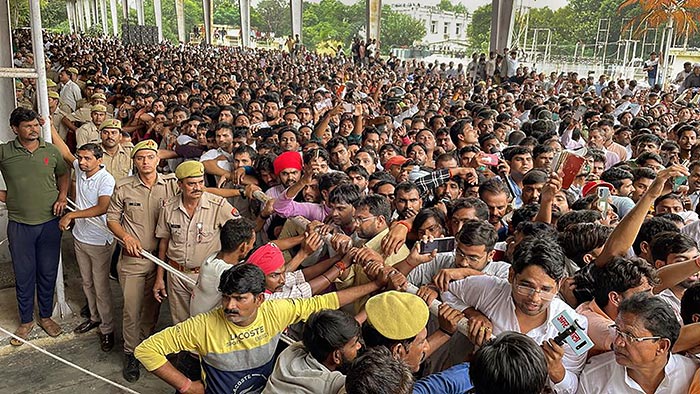 मुलायम सिंह यादव के पार्थिव शरीर को श्रद्धांजलि देने के लिए भारी संख्या में इकट्ठा हुए लोग.(पीटीआई फोटो/अतुल यादव)