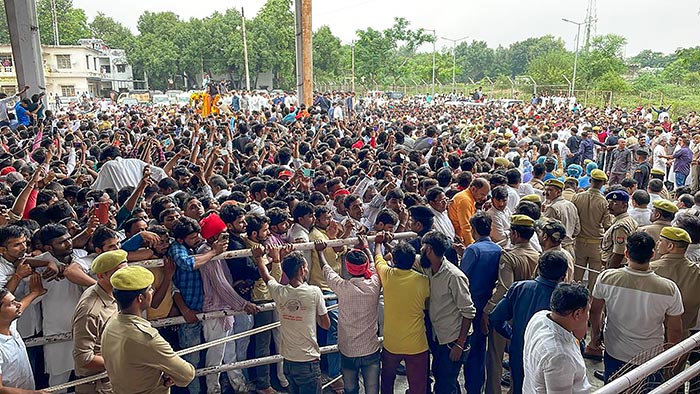 समाजवादी पार्टी के संस्थापक मुलायम सिंह यादव के पार्थिव शरीर को इटावा जिले के उनके पैतृक गांव सैफई में श्रद्धांजलि देने के लिए इकट्ठा हुए लोग. (पीटीआई फोटो/अतुल यादव)