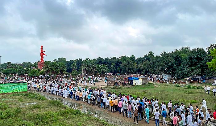 समाजवादी पार्टी के संस्थापक, संरक्षक और उत्तर प्रदेश के पूर्व मुख्यमंत्री मुलायम सिंह यादव का आज उनके पैतृक गांव सैफई में अंतिम संस्कार किया गया.(पीटीआई फोटो/अतुल यादव)