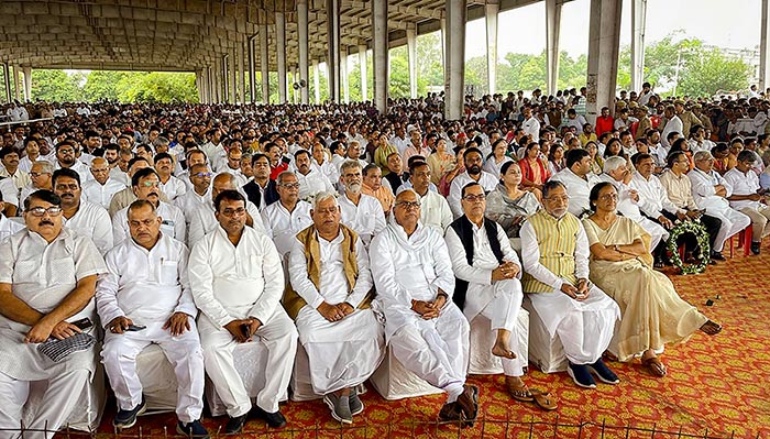 समाजवादी पार्टी के संस्थापक मुलायम सिंह यादव का अंतिम संस्कार सैफई के मेला ग्राउंड में किया गया.(पीटीआई फोटो/अतुल यादव)