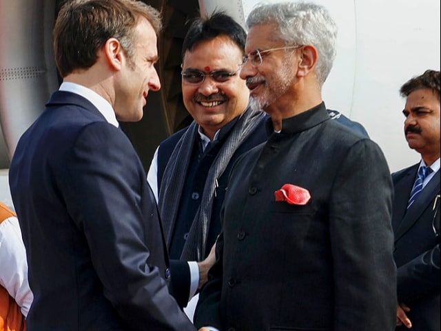 Photo : जयपुर पहुंचे फ्रांस के राष्ट्रपति इमैनुएल मैक्रों, पीएम मोदी के साथ करेंगे रोड शो, द्विपक्षीय वार्ता भी होगी