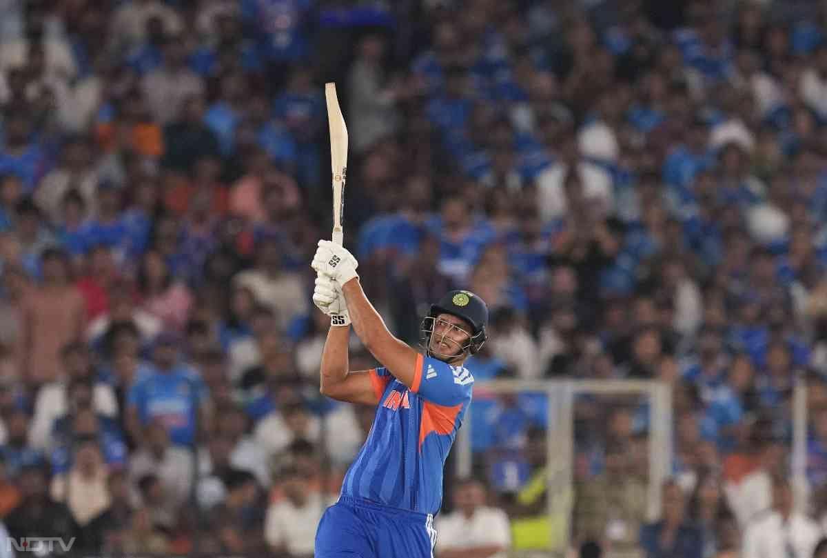 भारत की पारी के अंत में शिवम दुबे ने फिनिशिंग चज दिया, जिससे भारत से 255 का स्कोर खड़ा किया.