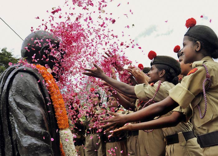 NCC students paying tributes to Mahatma Gandhi on his 143rd birth anniversary in Kochi.(Courtesy: PTI)