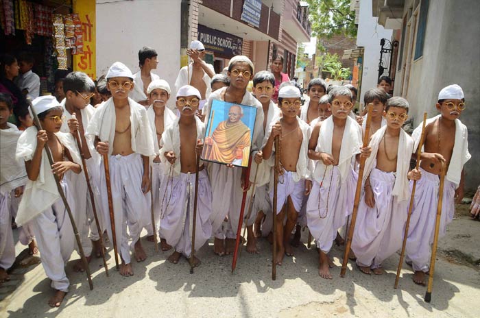 School students, dressed up as Mahatma Gandhi, take part in a march to mark 143rd birth anniversary of the Father of the Nation in Moradabad. (Courtesy: PTI)