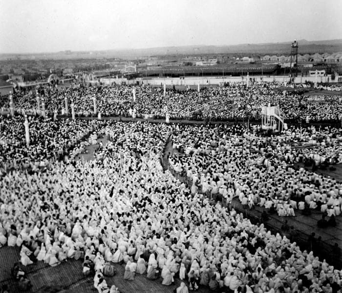 Crowds gather to hear Gandhi speak next to the Sabarmati River. <br><br> (Photo: AP)