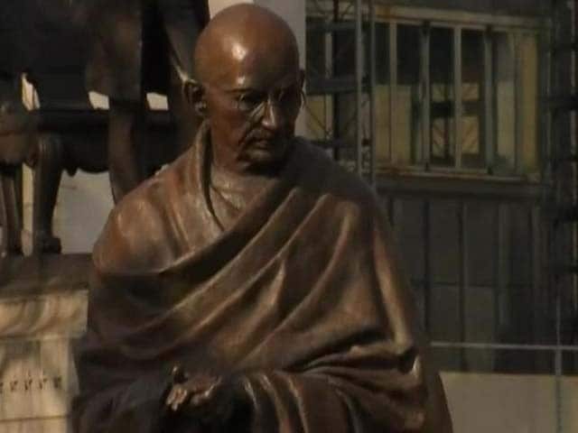 Photo : Mahatma Gandhi's Statue Unveiled at London's Parliament Square
