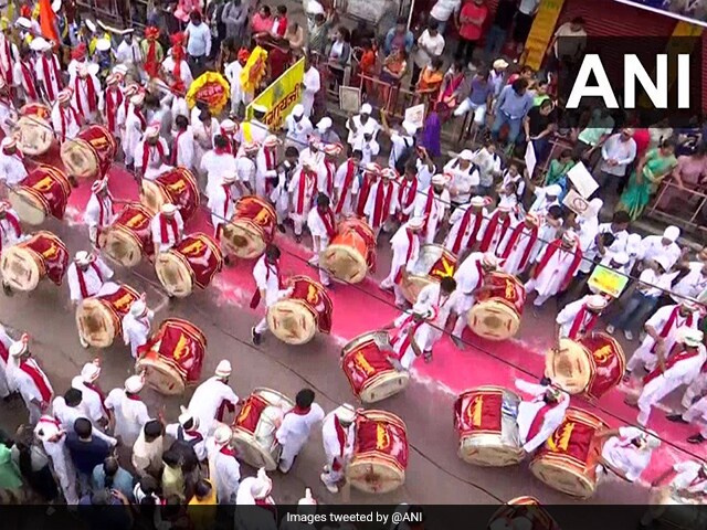 इस दौरान ढोल-नगाड़ों के साथ गणपति बप्पा को विदा किया गया.