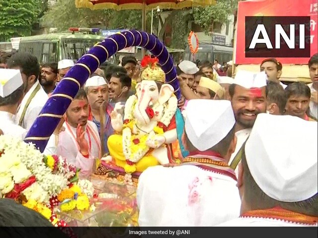 महाराष्ट्र में 10 दिवसीय गणेश चतुर्थी उत्सव के अंत में पुणेकरों ने अपने प्रिय भगवान गणपति को विदाई दी.