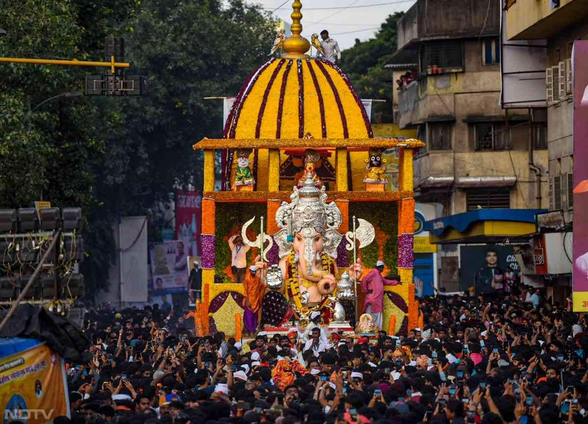 श्रद्धालु जब इन मूर्तियों को विसर्जन के लिए समुद्र तटों या कृत्रिम जलाशयों पर ले जा रहे थे तब हर ओर ‘‘गणपति बप्पा मोरया, मंगल मूर्ति मोरया...पुडच्या वर्षी लवकर या'' की गूंज सुनाई दी और भगवान से अगले साल जल्द लौटने का आग्रह किया गया.