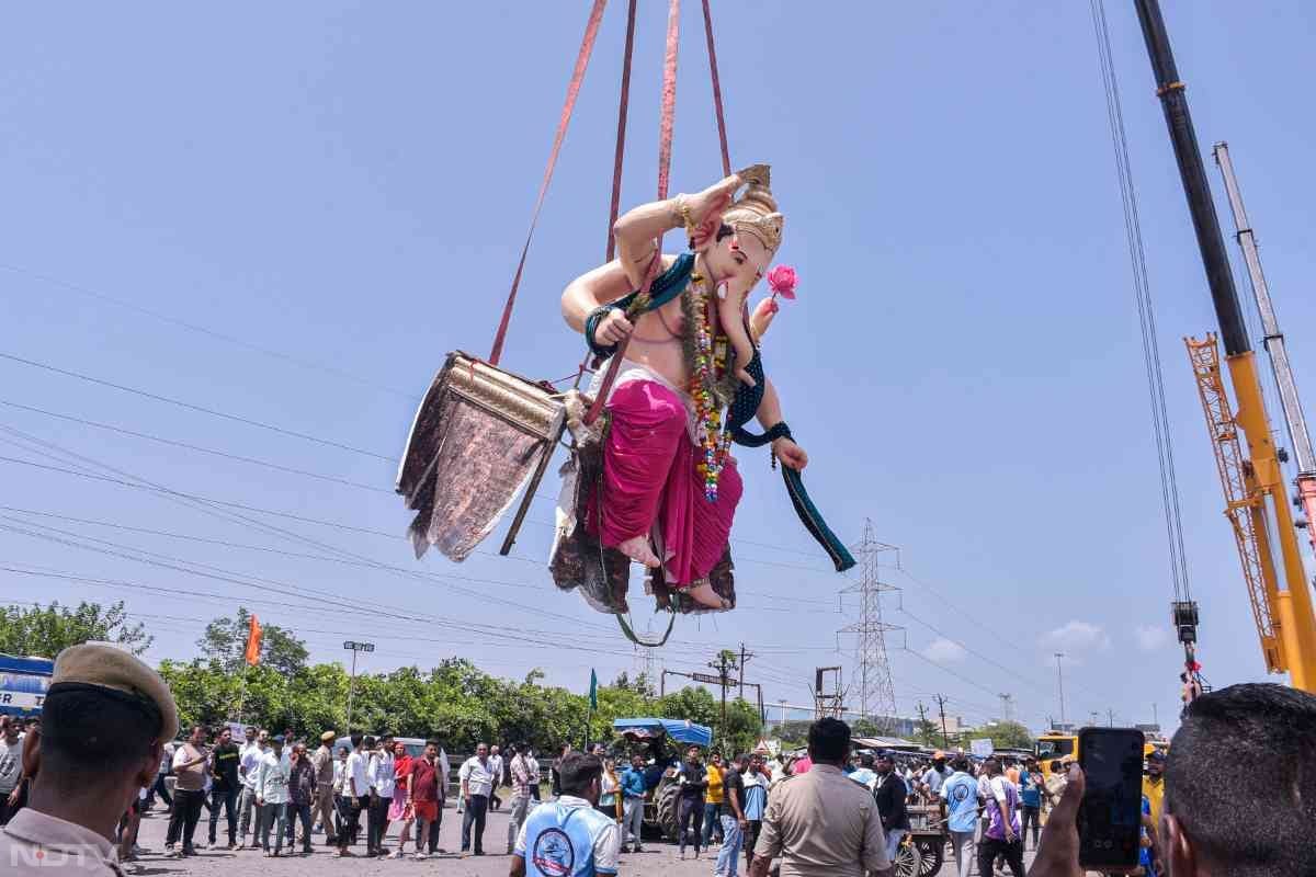 प्राकृतिक जलाशयों में प्रदूषण से बचने के लिए बनाए गए कृत्रिम तालाबों में मूर्तियों का विसर्जन किया जा रहा है.