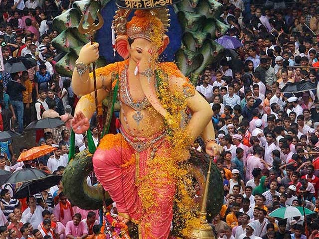 Photo : Ganesh Visarjan: Amidst ?Bappa Morya' Chants, Mumbaikars Bid Farewell To Lord Ganpati