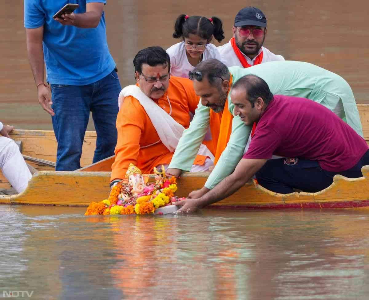 देशभर में गणपति बप्‍पा को विदाई देते समय लोगों की आंखें नम हो गई. लेकिन 'अगले बरस तुम जल्‍दी आना', कह कर बप्‍पा को विदाई दी.