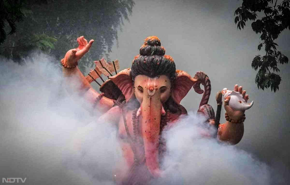 मुंबई के कुछ हिस्सों में सुबह से ही हल्की से मध्यम बारिश हो रही है, इस बीच विसर्जन के लिए लोग भगवान गणेश की मूर्तियों को लेकर अपने घरों और पंडालों से निकले और देखते ही देखते सड़कें खचाखच भर गईं.