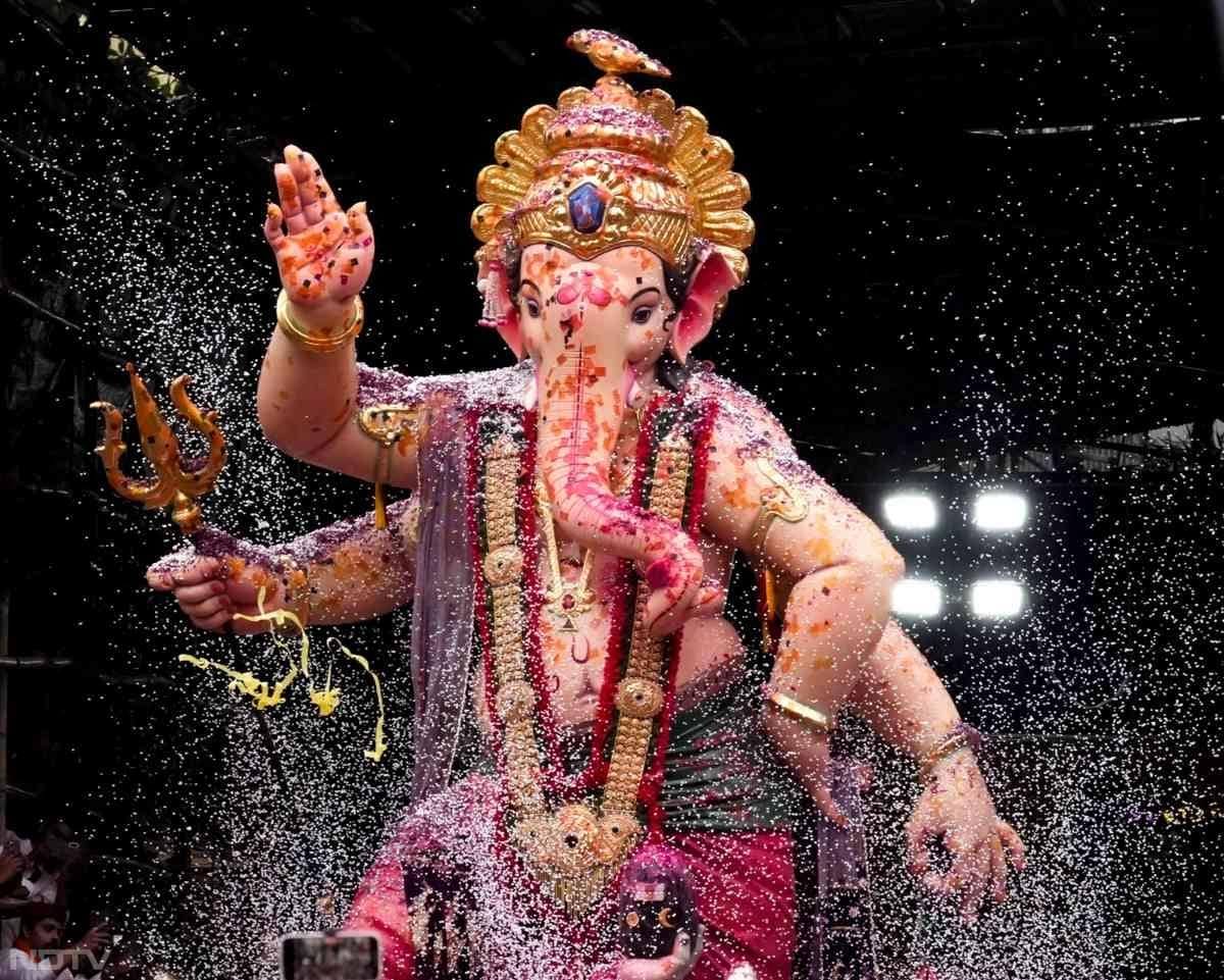 मध्य मुंबई में गणपति मंडलों के लिए प्रसिद्ध लालबाग में तेजुकाया, गणेश गली और कई अन्य मंडलों की मूर्तियों के विसर्जन की यात्रा शुरू हुई. 'गणपति बप्पा मोरया, पुधच्या वर्षी लवकर या' के जयकारों के बीच भव्य मूर्तियां पंडालों से ले जाई गईं.