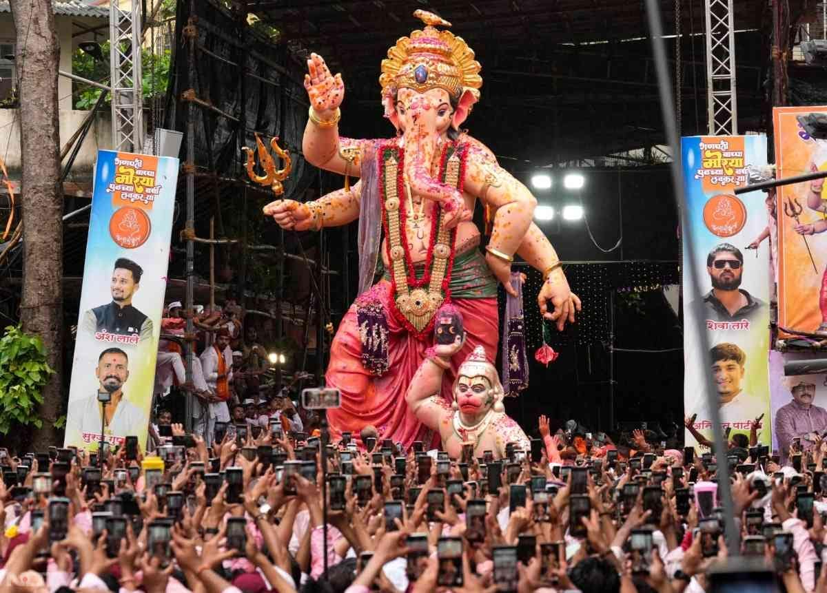 मुंबई में कई लोग पहले से ही सड़कों के दोनों ओर कतार में खड़े होकर मूर्तियों की एक झलक पाने और उनके दर्शन पाने के लिए धैर्यपूर्वक प्रतीक्षा करते दिखे.
