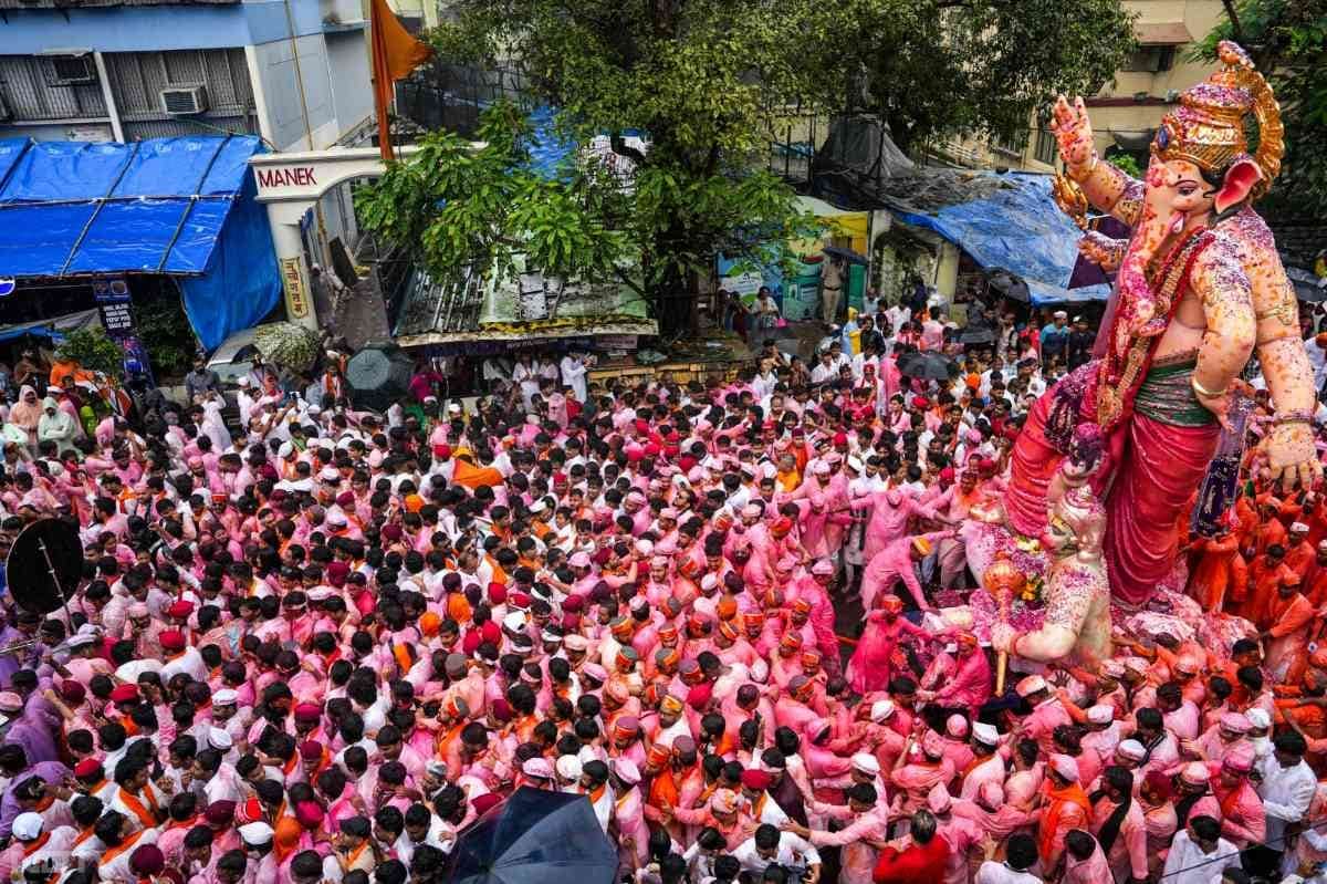 महाराष्ट्र के उपमुख्यमंत्री अजित पवार, केंद्रीय नागरिक उड्डयन राज्य मंत्री मुरलीधर मोहोल और मंत्री चंद्रकांत पाटिल ने सुबह 'ढोल ताशे' की ध्वनि के बीच शुरू हुई कस्बा गणपति यात्रा में भाग लिया.