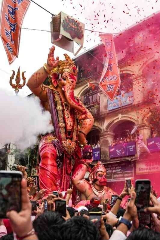 लालबाग स्थित श्रॉफ बिल्डिंग में भीड़ उमड़ पड़ी, जहां गणपति की मूर्तियों पर पारंपरिक रूप से पुष्प वर्षा की जाती है.