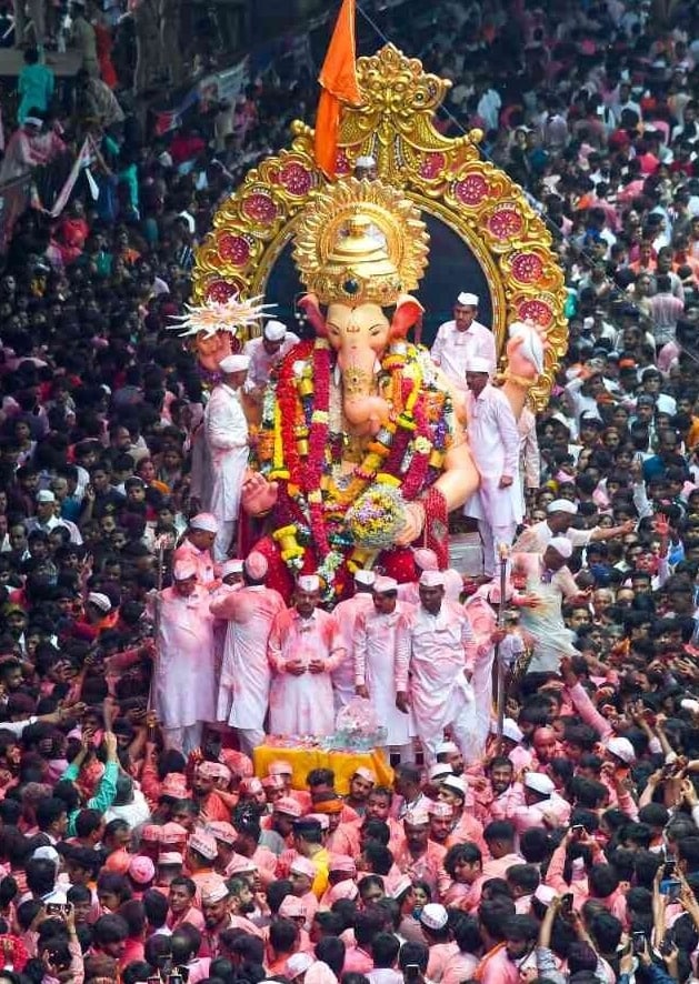 मुंबई में लाल बाग के राजा की भव्य विदाई