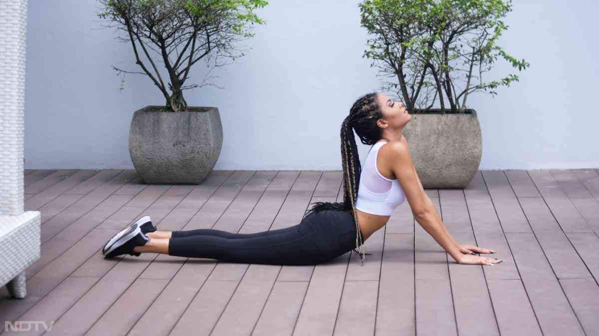 हल्की स्ट्रेचिंग गर्दन दर्द में राहत देती है.