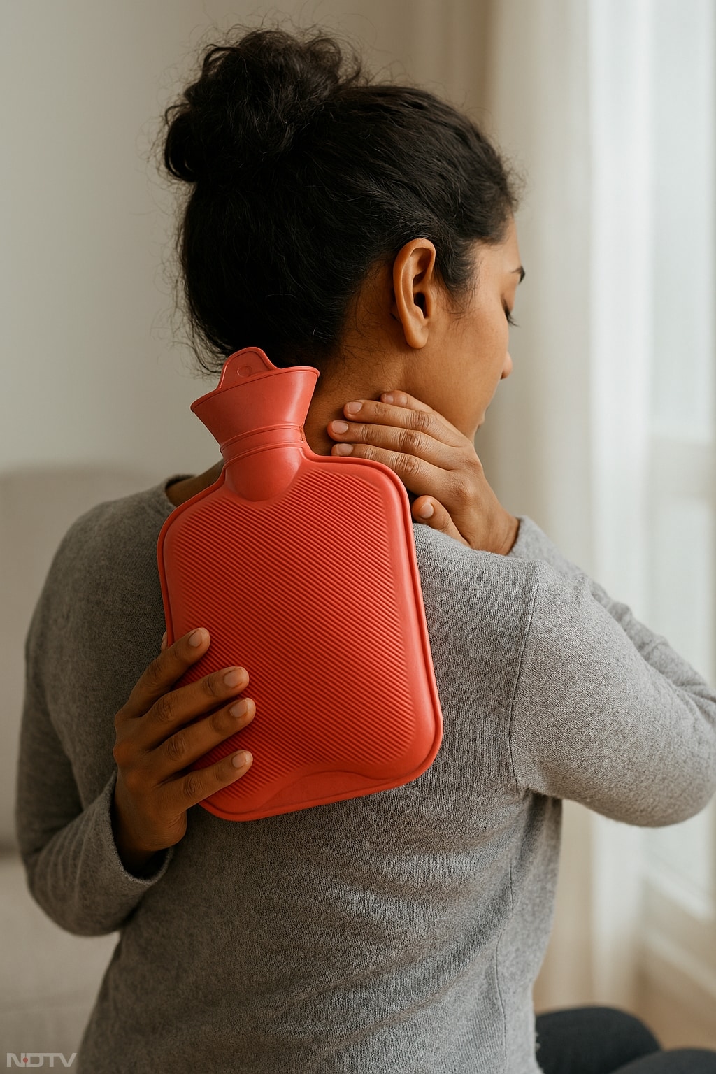 गर्म पानी से सिकाई करने से गर्दन को आराम मिलता है.