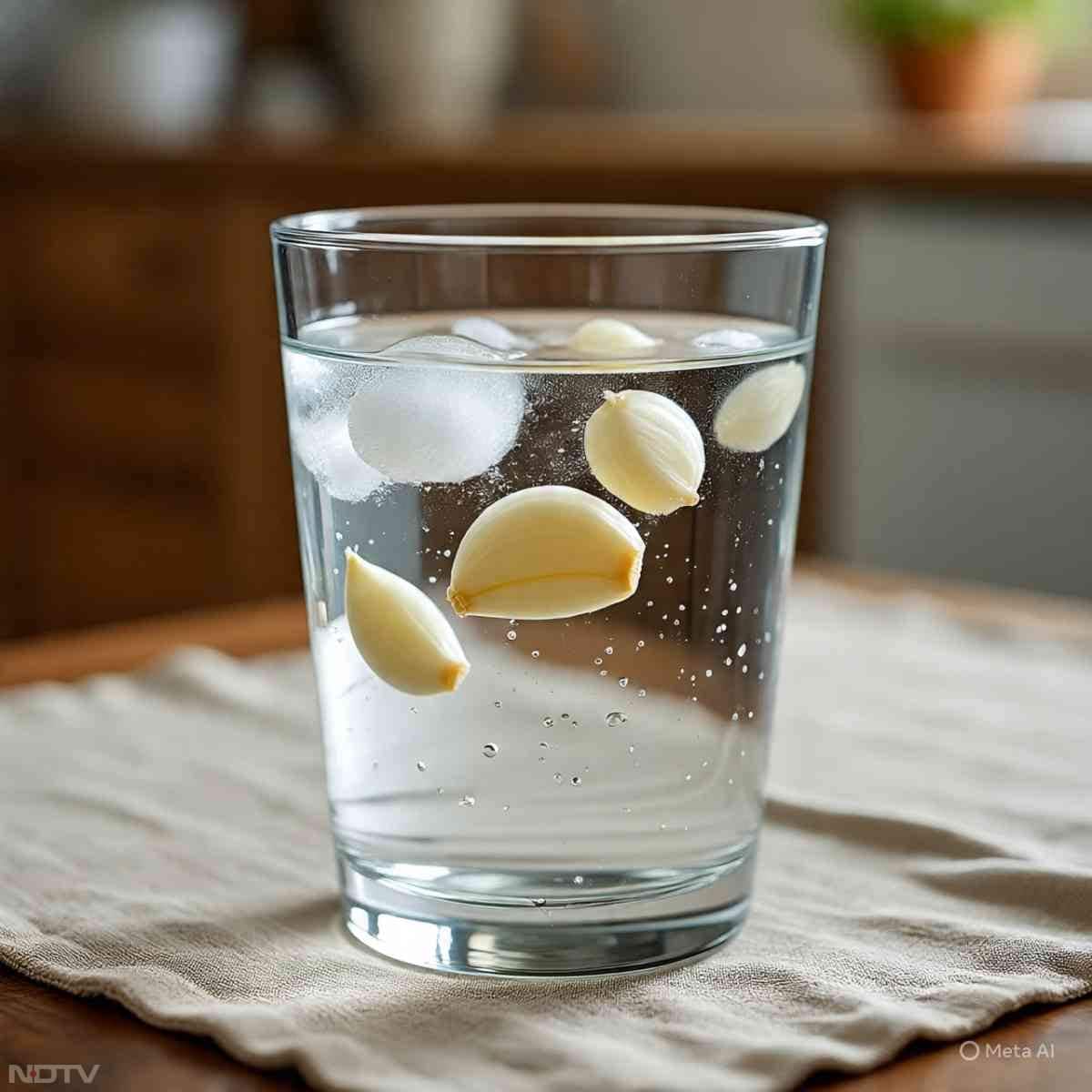 नोट - लहसुन का पानी बनाने के लिए 1 गिलास पानी में 2-4 कलियां ही डालें, इसे 5 मिनट उबालें और फिर इस पानी को गुनगुना इस्तेमाल करें.