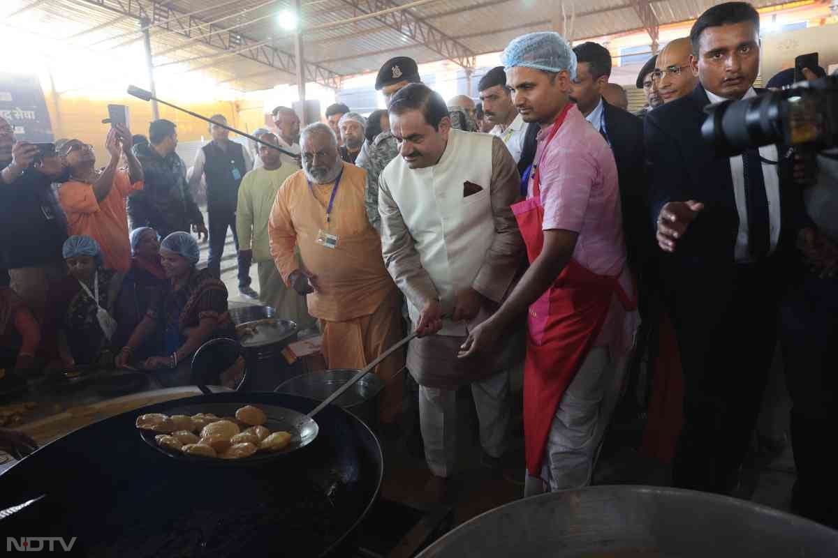 अदाणी ग्रुप के चेयरमैन और मशहूर उद्योगपति गौतम ने इस्कॉन के भंडारे में भी सेवा की.